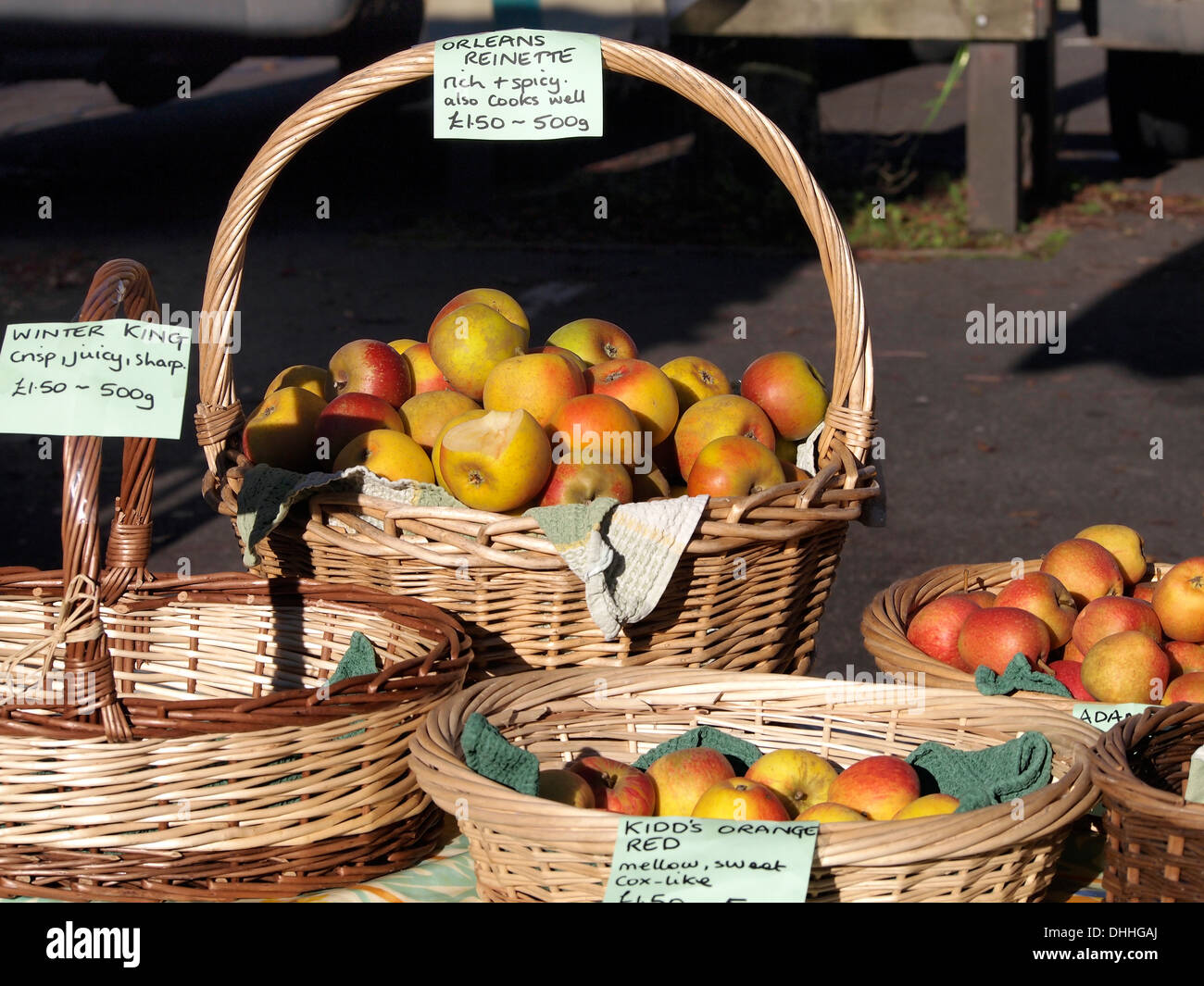 Cestini di vecchio stile mele delle varietà in vendita a Winchester Mercato Agricolo Foto Stock