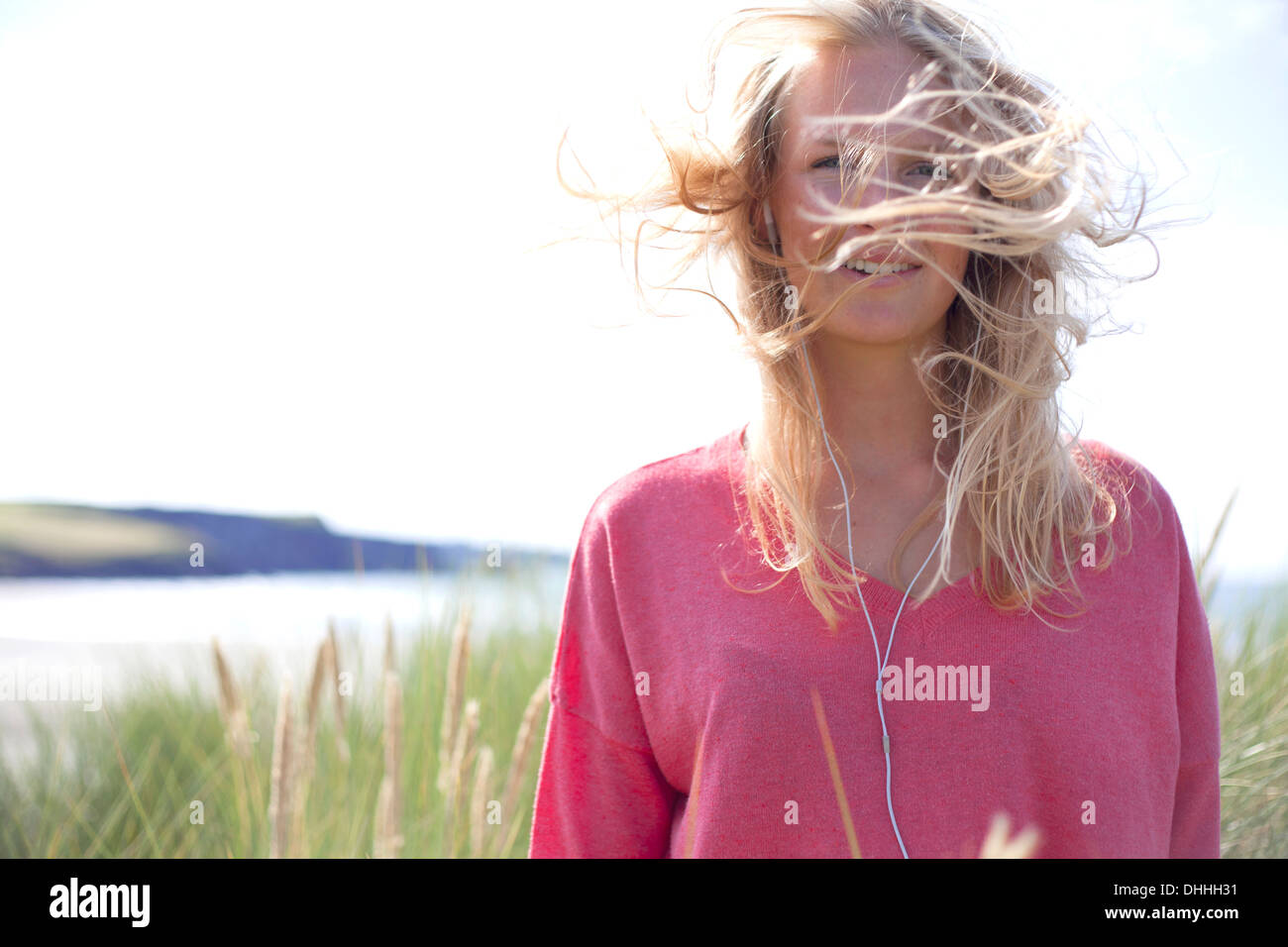 Ritratto di donna con disordinati capelli biondi, Wales, Regno Unito Foto Stock
