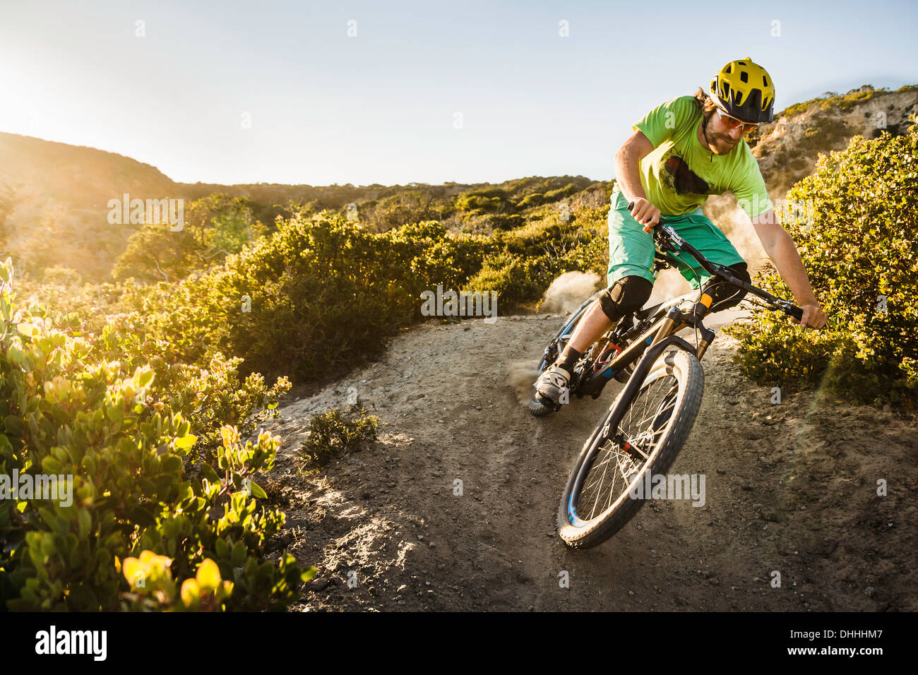 Giovane uomo mountain bike su sterrato, Monterey, California, Stati Uniti d'America Foto Stock