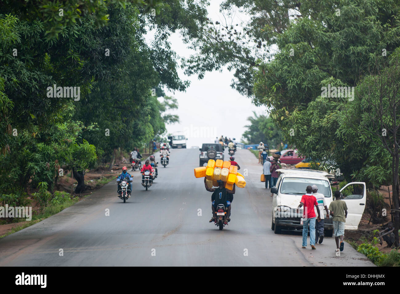 La strada principale che conduce al di fuori della capitale Freetown, Area occidentale, Sierra Leone Foto Stock