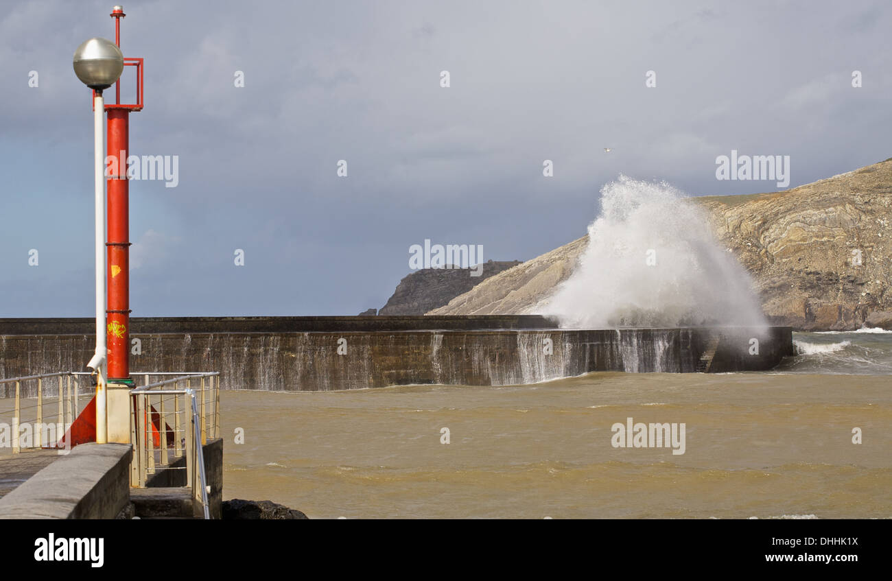 Tempesta di onda a Malaga spiaggia Foto Stock