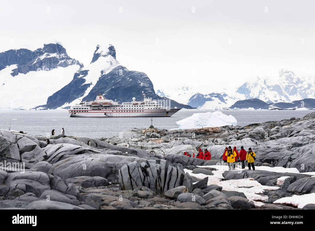 I turisti su Petermann isola la Penisola Antartica, Cruiseship, Antartide Foto Stock