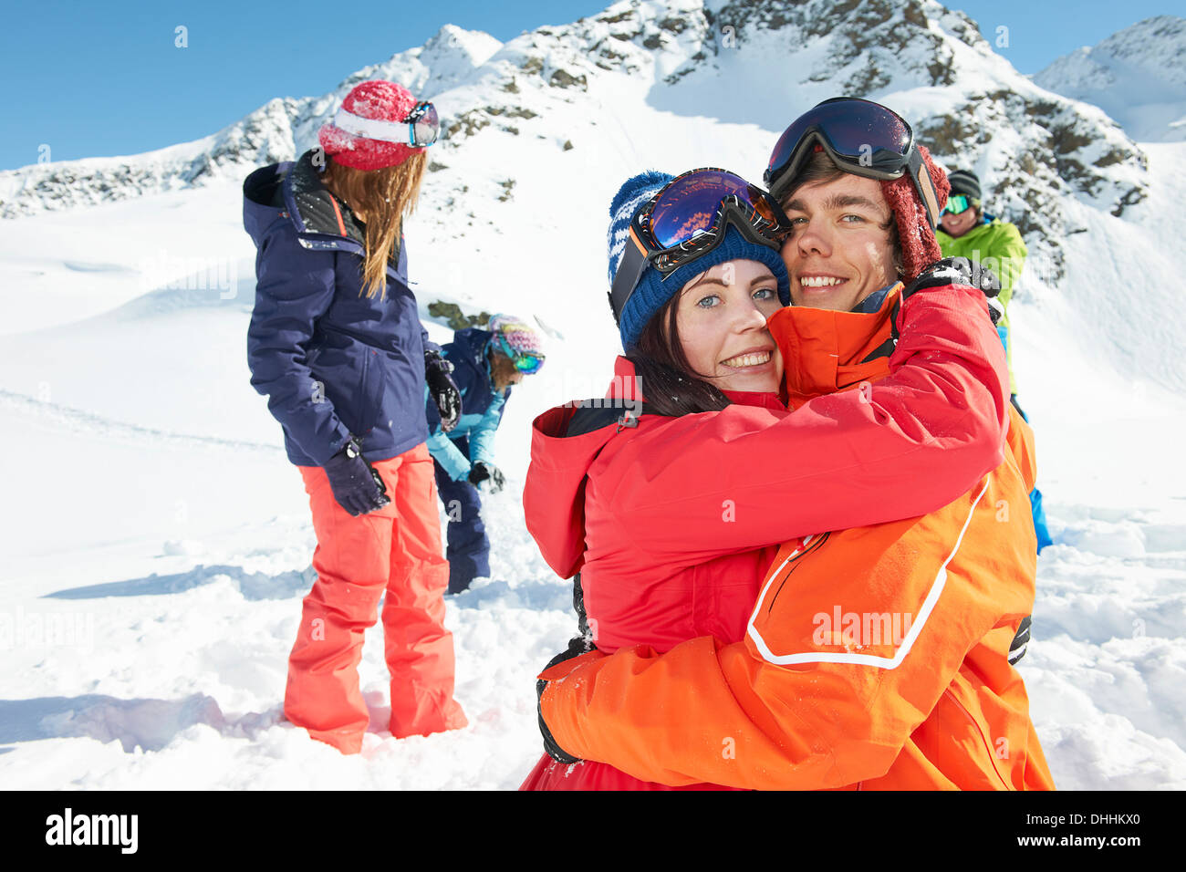 Amici indossando skiwear abbracciava, Kuhtai, Austria Foto Stock