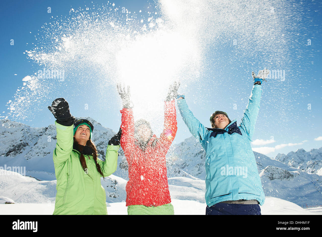 Amici di sesso femminile di gettare la neve metà aria, Kuhtai, Austria Foto Stock