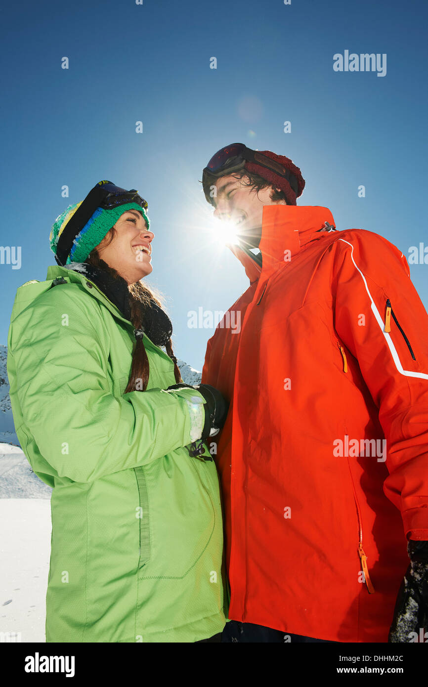 Giovane indossando skiwear, angolo basso, Kuhtai, Austria Foto Stock