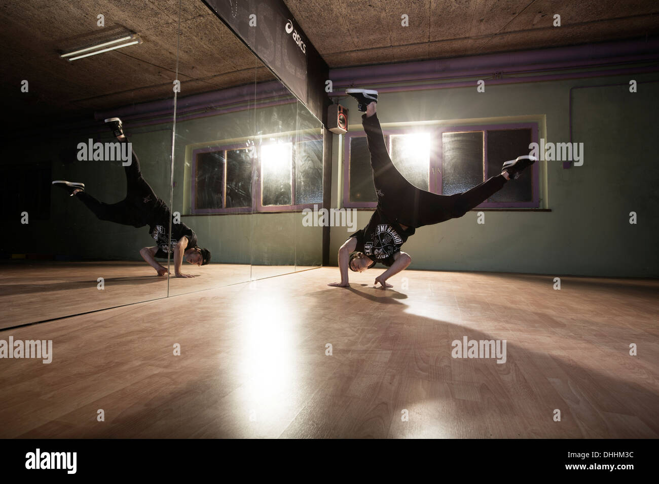 Breakdancer dancing di fronte ad una parete a specchio, Terfens, Tirolo, Austria Foto Stock