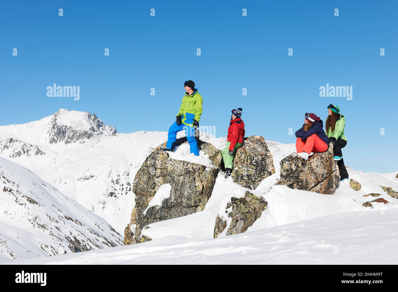 Gli amici sulle rocce della neve, Kuhtai, Austria Foto Stock
