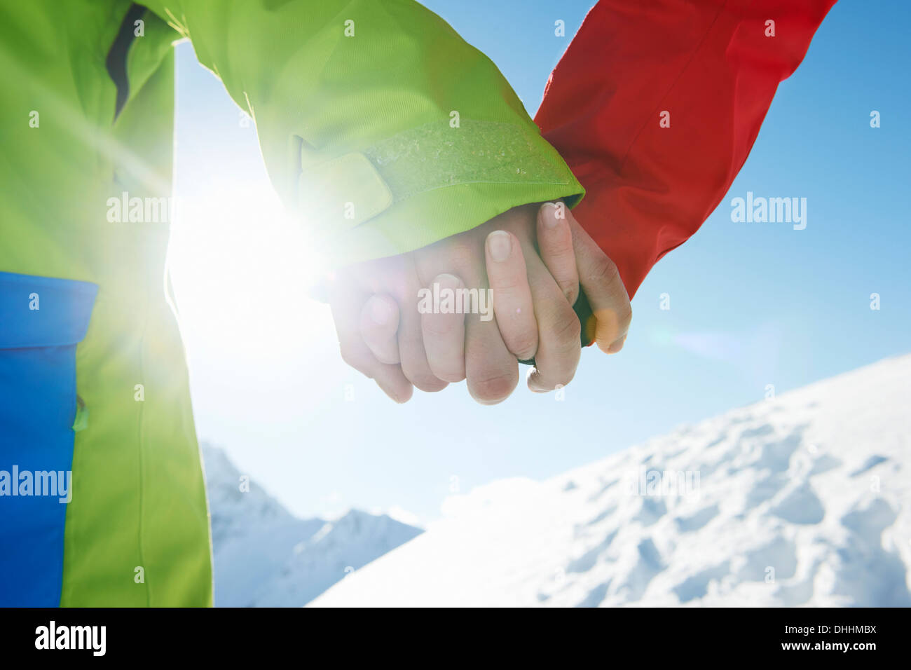 Giovane Holding Hands, close-up, Kuhtai, Austria Foto Stock