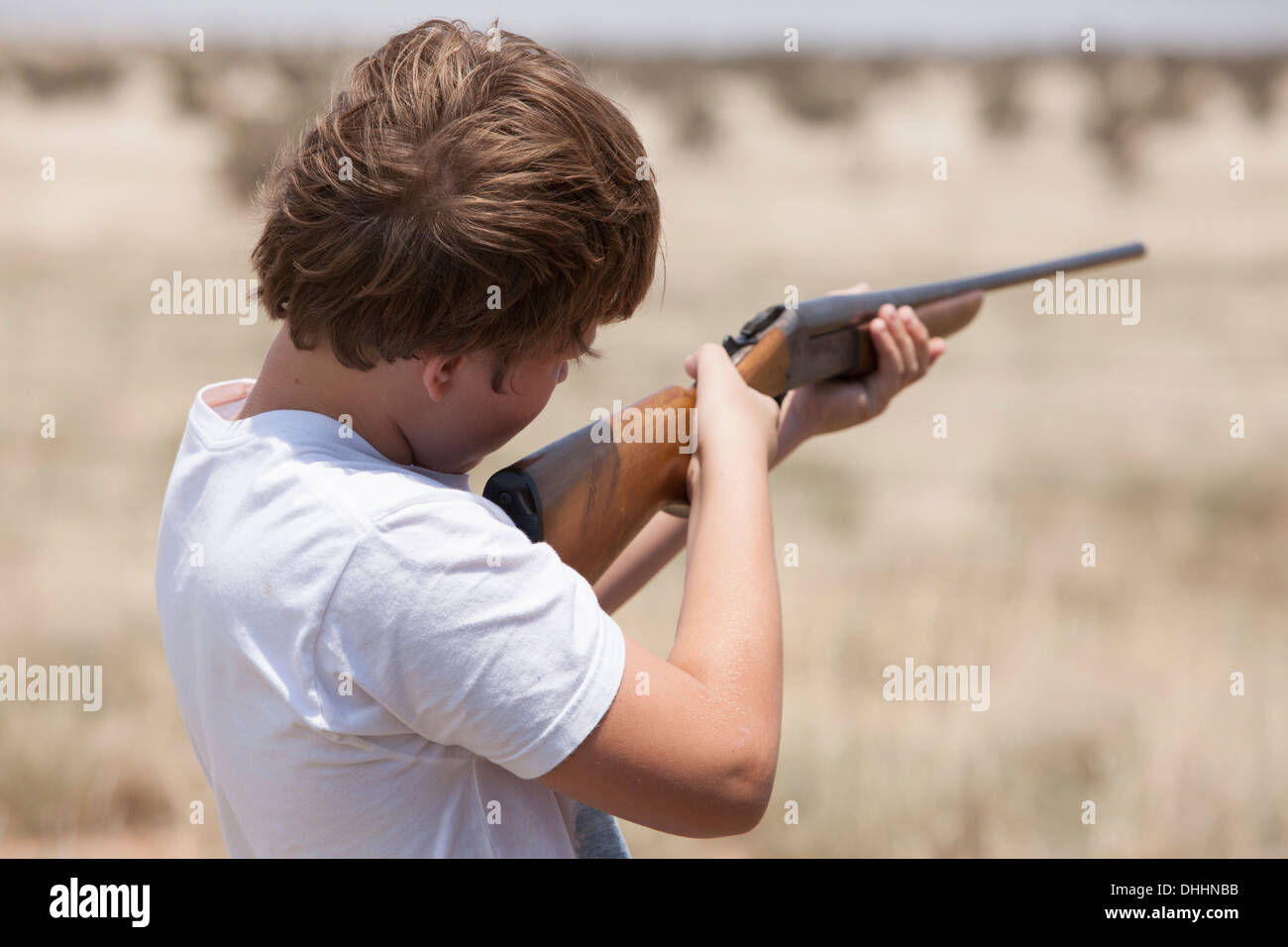 Ragazzo con un fucile, Texas, Stati Uniti d'America Foto Stock
