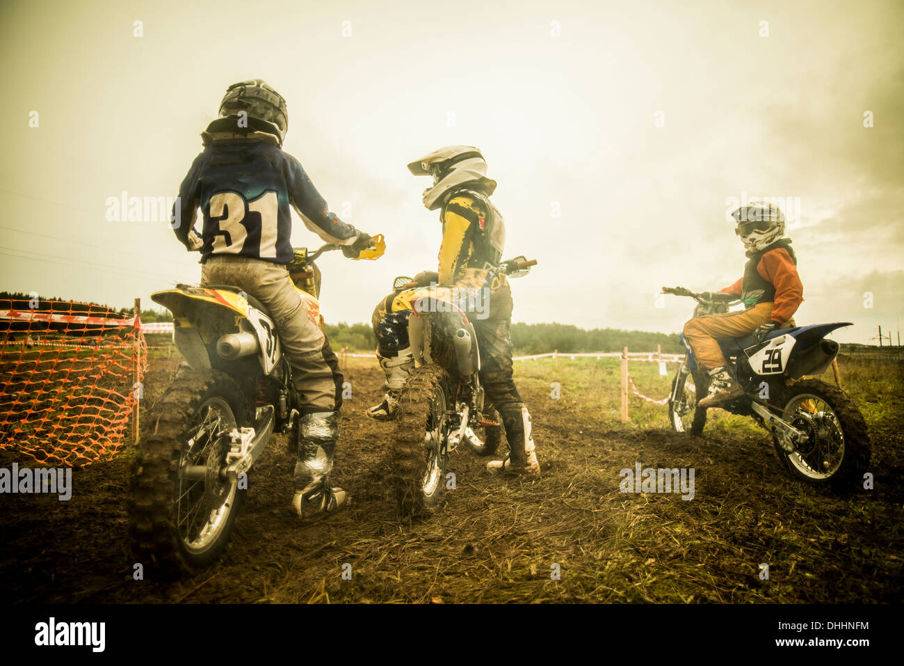 Giovane uomo e ragazzi su motocicli a motocross Foto Stock