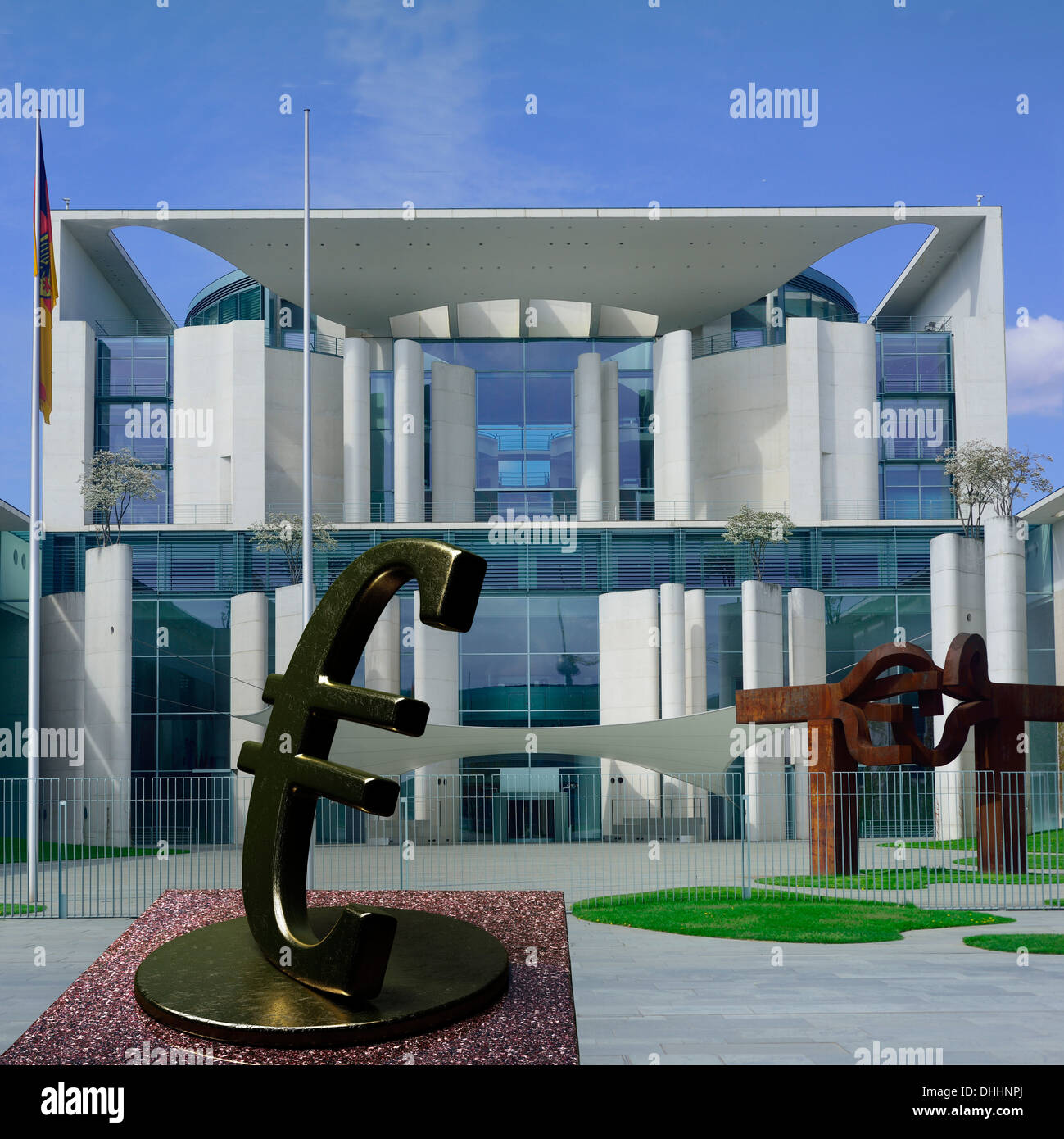 La scultura di un euro segno davanti al tedesco cancelleria federale edificio, Berlin, Berlin, Germania Foto Stock