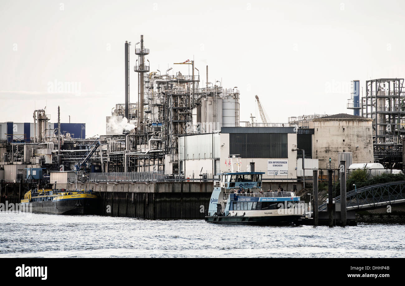 Raffineria di petrolio sul fiume Elba, impianti industriali, porto di Amburgo, Hamburg, Amburgo, Germania Foto Stock