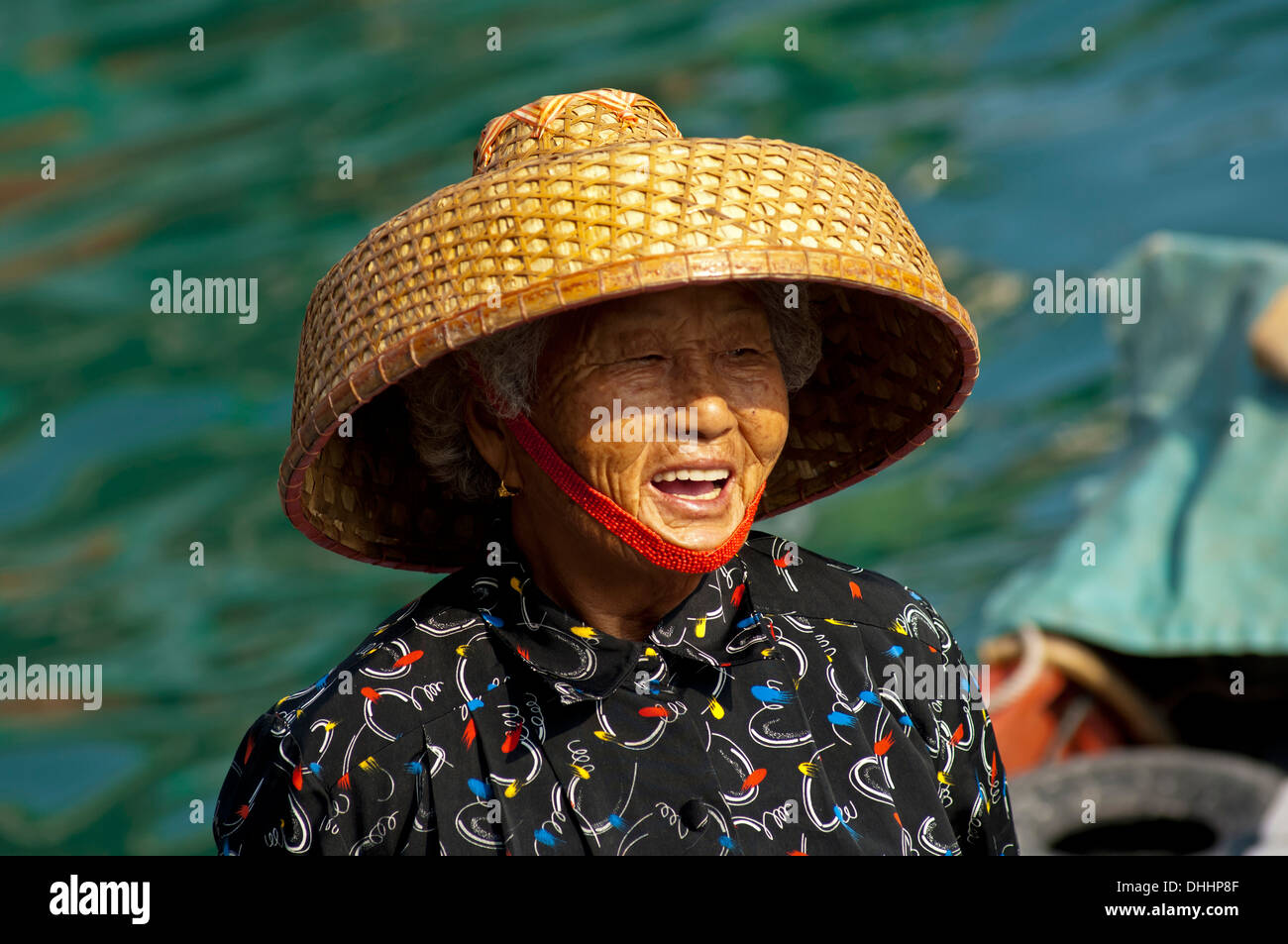 Ridendo vecchio pescivendolo cinese con cappello di paglia, Sai Kung, Hong  Kong, Cina Foto stock - Alamy