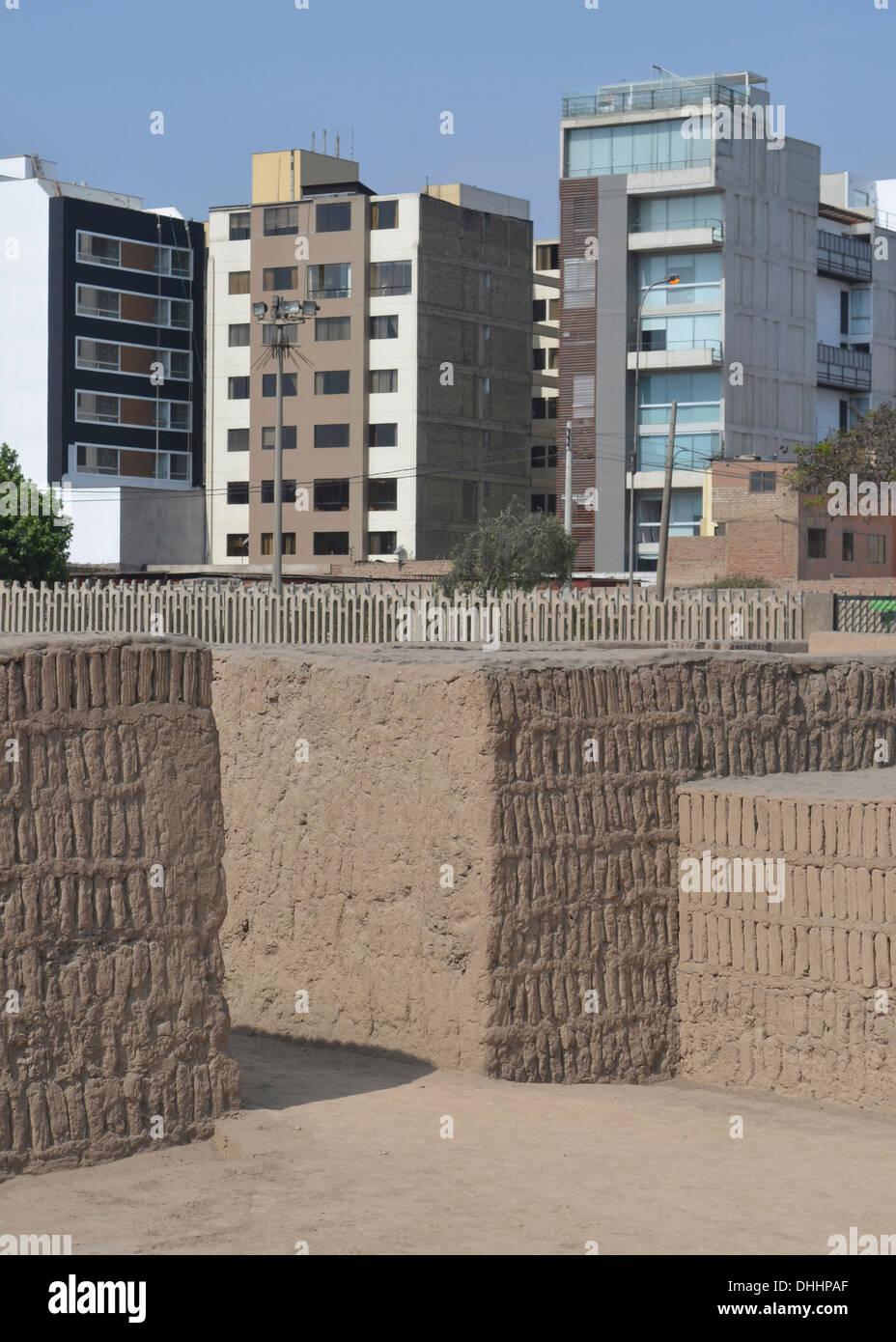 Huaca Pucllana o Huaca Juliana, un pre-inca adobe e piramide di argilla nel quartiere di Miraflores, Lima, Peru Foto Stock