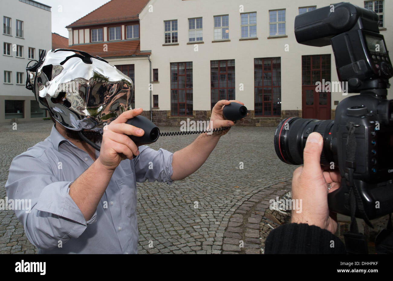 Dresden, Germania. Xi Nov, 2013. Artista Sebastian Piatza (L) dimostra la sua installazione interattiva 'EYEsect' durante la conferenza stampa in occasione della XVII Festival CYNETART 2013 - METABODY Werkstaetten in direzione di Hellerau; a Dresda, Germania, 11 novembre 2013. Il casco permette a chi lo indossa di sperimentare il suo dintorni da nuove prospettive. Il festival internazionale per i nuovi media di rt si svolgerà a Dresda dal 14 fino al 20 novembre 2013. Più di 70 artisti internazionali sono stati invitati a presentare il loro lavoro. Foto: ARNO BURGI/dpa/Alamy Live News Foto Stock