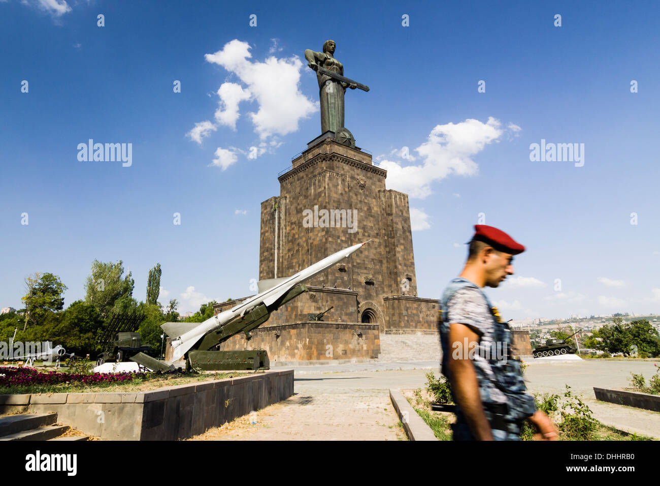 Soldato armeno passeggiate oltre la grande Madre Armenia statua e museo militare presso il Parco della Vittoria, Yerevan, Armenia Foto Stock