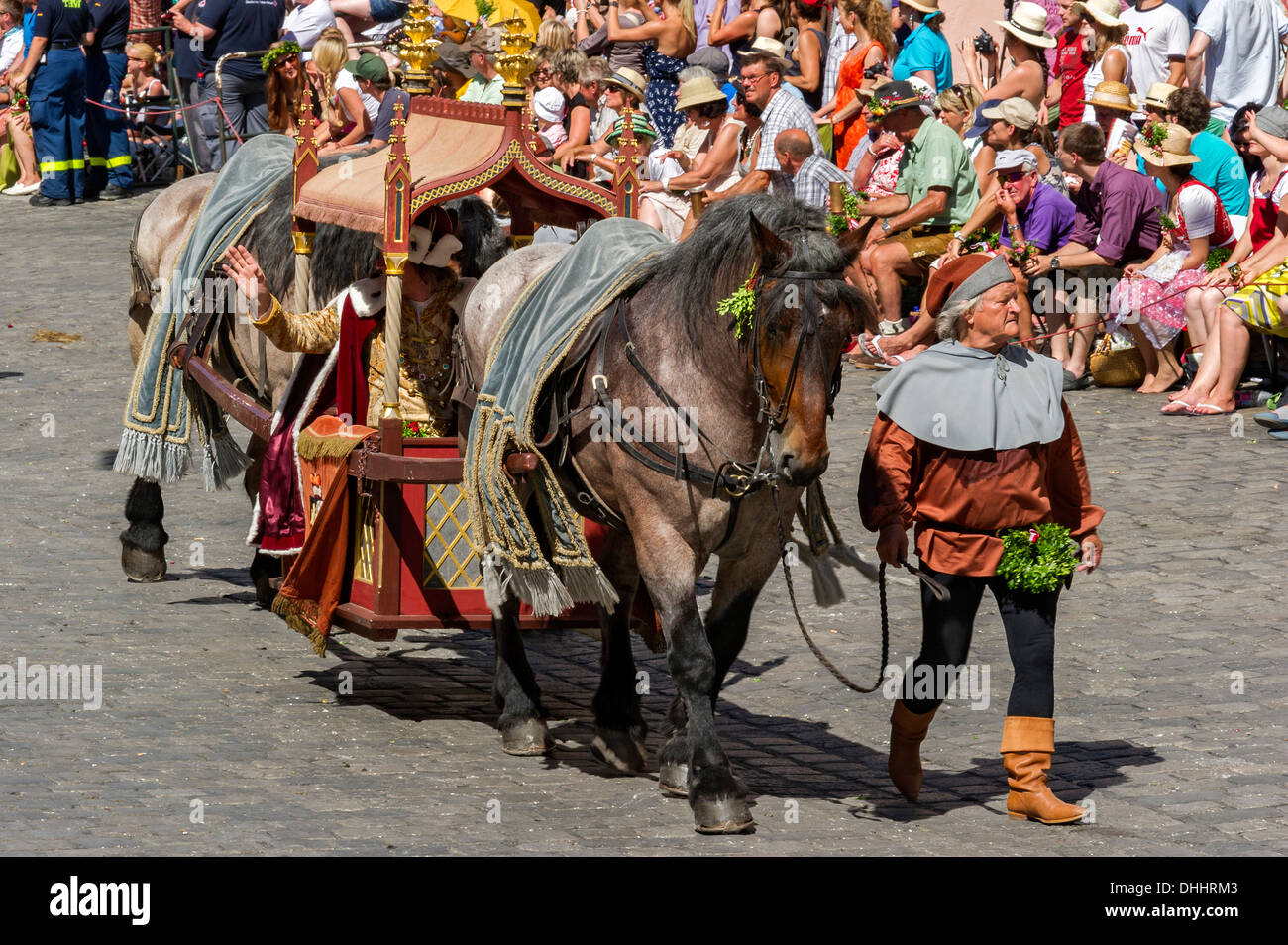 Il Duca Ludovico il ricco essendo portati in una cucciolata di cavalli, corteo nuziale in costume medievale al partito "Nozze di Landshut Foto Stock