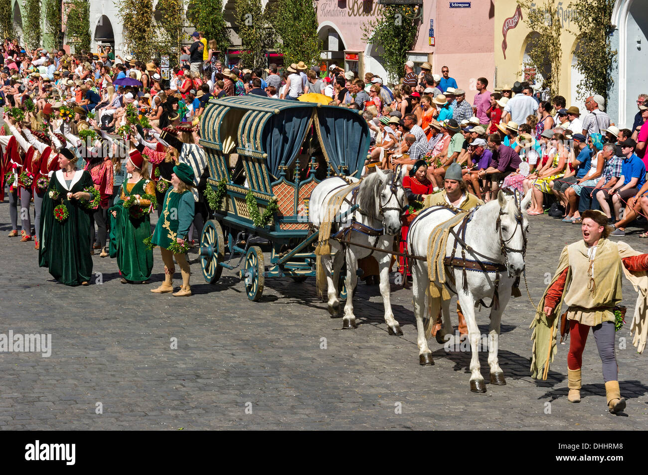 Team di cavalli con royal carrello, corteo nuziale in costume medievale al "Nozze di Landshut 1475' festival Foto Stock