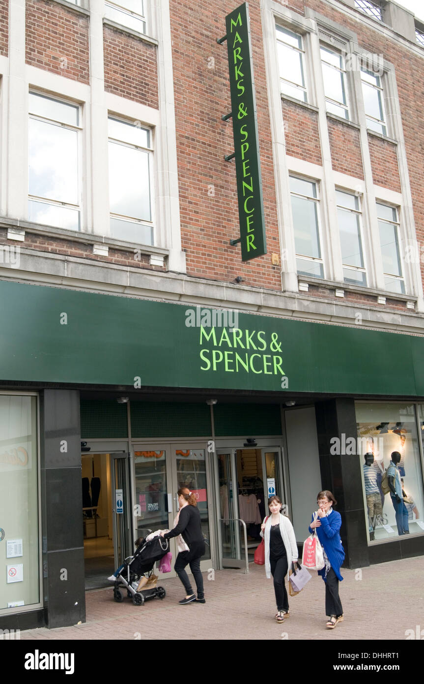 Marks & Spencer spencers m e s high street regno unito retail catena di rivenditori ben noti uk shop negozi shoppers shopping consumatori sut Foto Stock