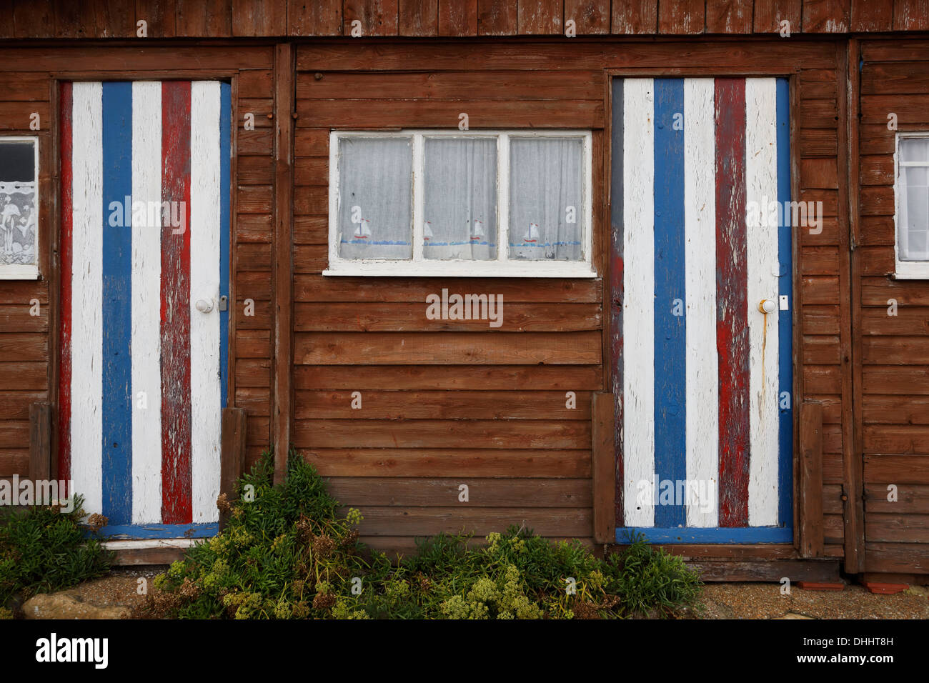 Un vecchio weathered beach hut alla ripida collina Cove sull'Isola di Wight Foto Stock