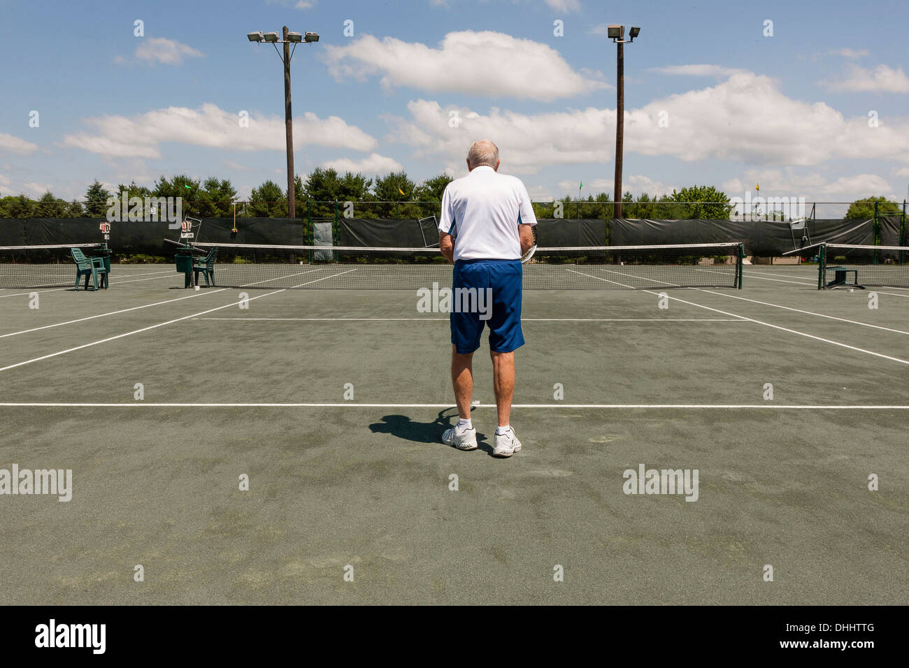 Vista posteriore del senior uomo sul campo da tennis Foto Stock
