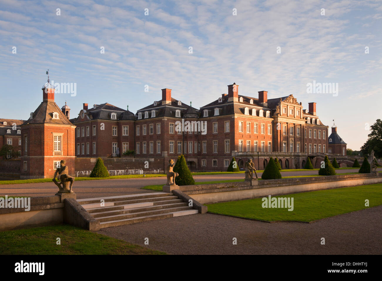 Giardino con sculture barocche dell isola di Venere nella luce della sera, Nordkirchen moated castle, Muensterland, Renania del Nord Foto Stock