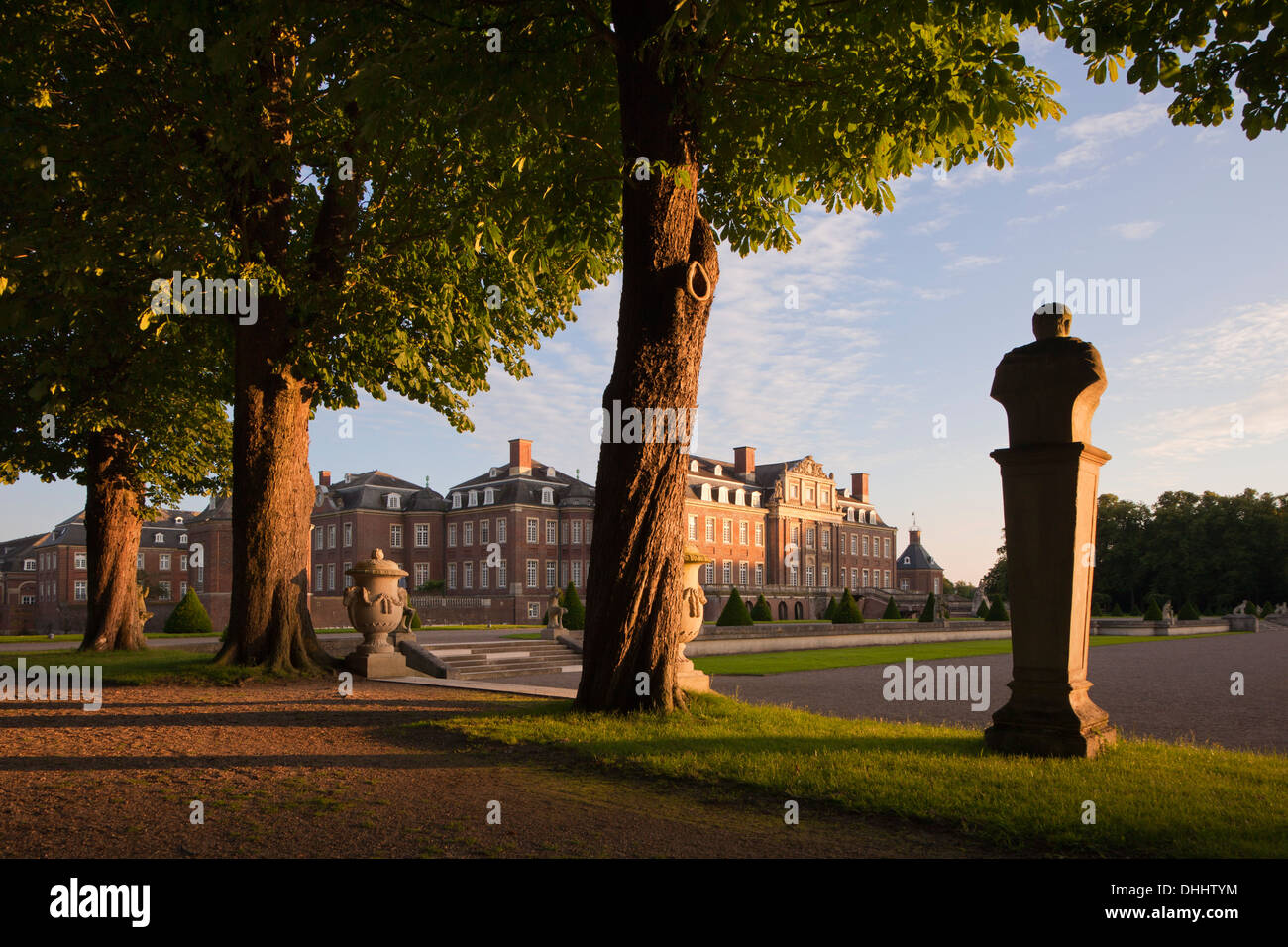 Vicolo con figure di antiche divinità e giardino con sculture barocche dell isola di Venere, Nordkirchen moated castle, Muenste Foto Stock