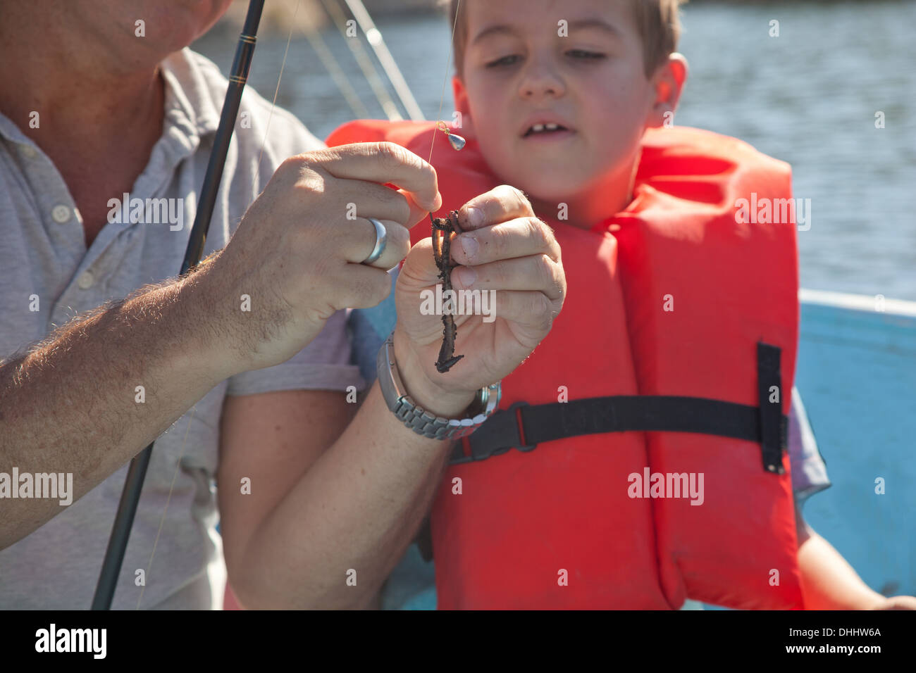 Padre e figlio sul viaggio di pesca Foto Stock