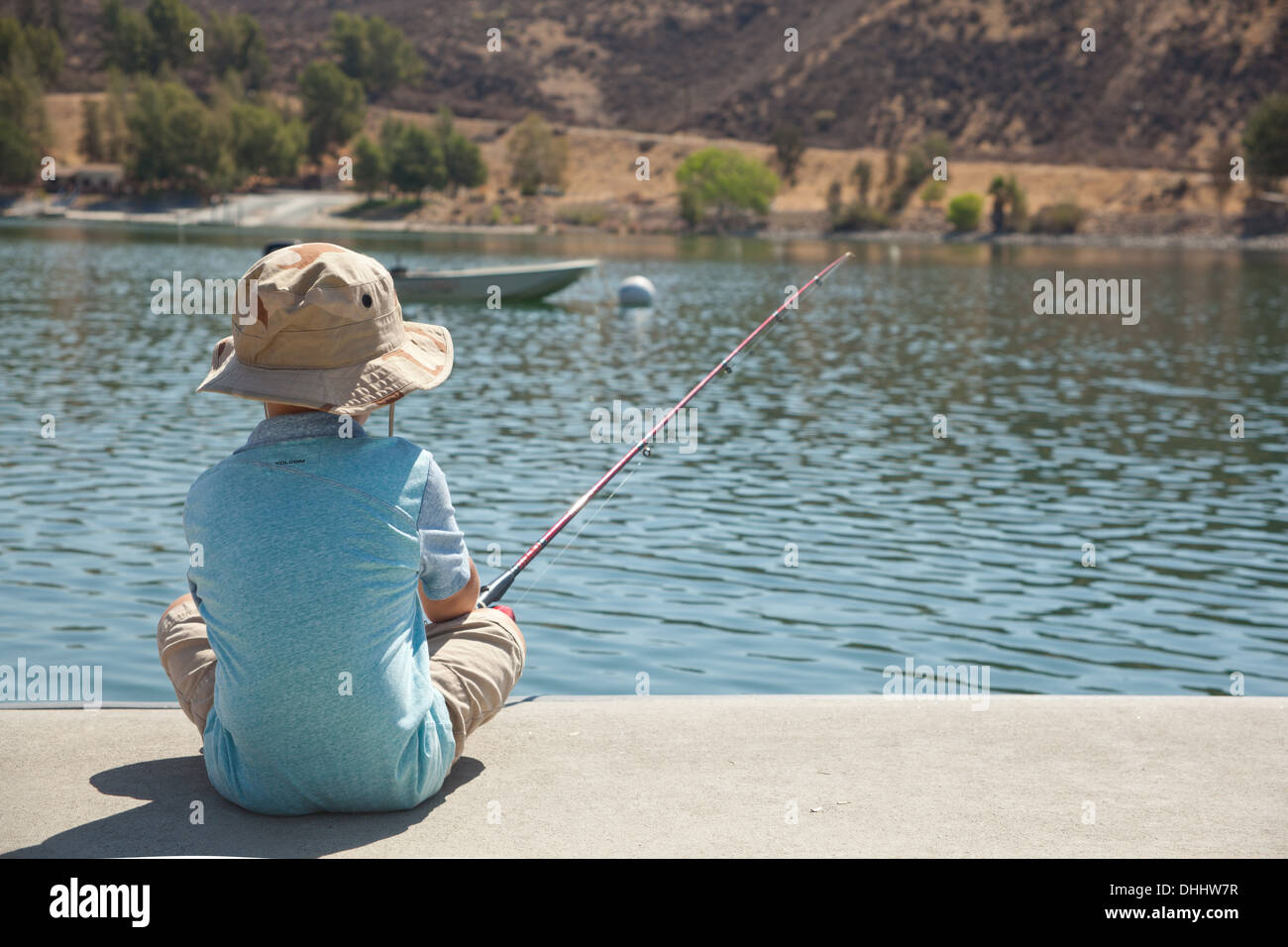 Ragazzo di pesca sul lago di garda Foto Stock