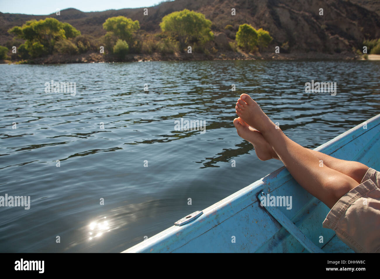 Ragazzo con rilassante piedi sulla barca Foto Stock