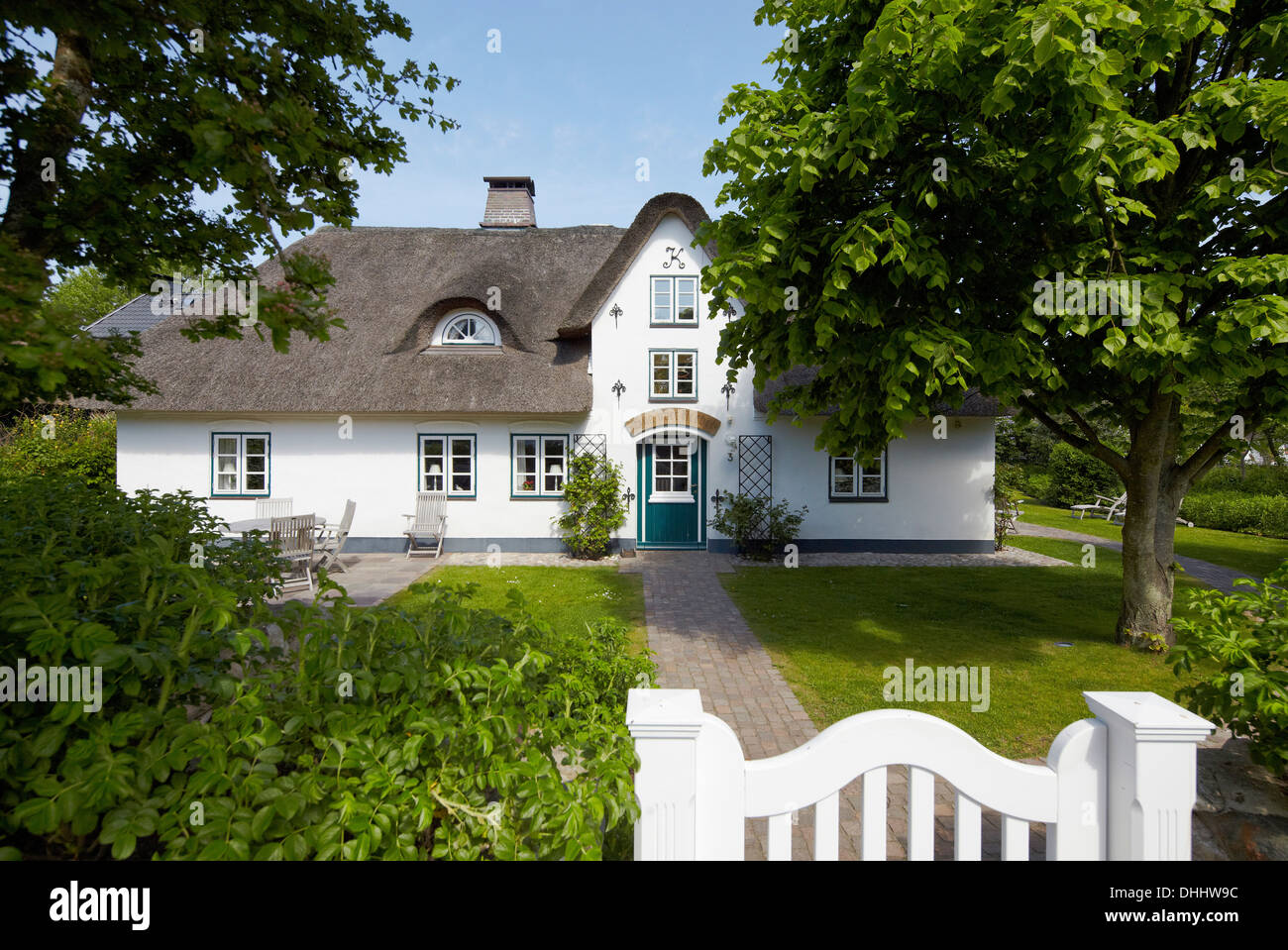 Vista della casa di paglia con giardino, Isola di Amrum, Frisia settentrionale, Schleswig Holstein, Germania, Europa Foto Stock