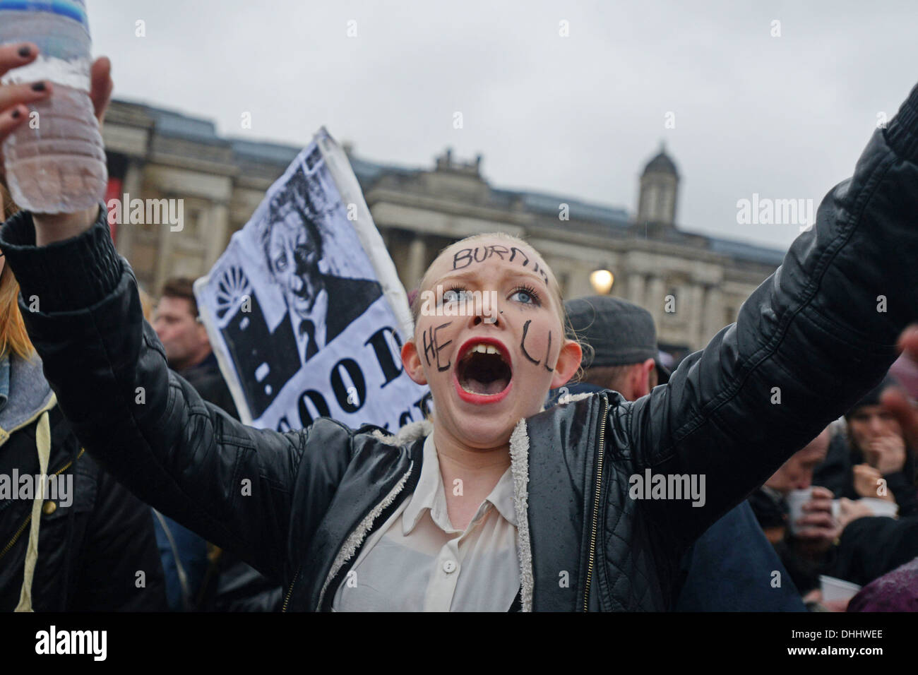 Margaret Thatcher dimostrazione Trafalgar Square. Una giovane ragazza dimostra con le parole 'Burn in Hell" scritto sul suo viso. Foto Stock