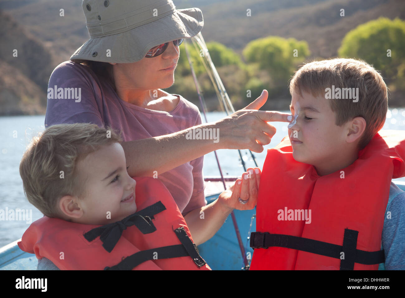 Madre e figli sul viaggio di pesca Foto Stock