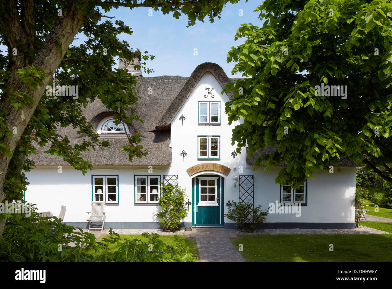 Vista della casa di paglia con giardino, Isola di Amrum, Frisia settentrionale, Schleswig Holstein, Germania, Europa Foto Stock
