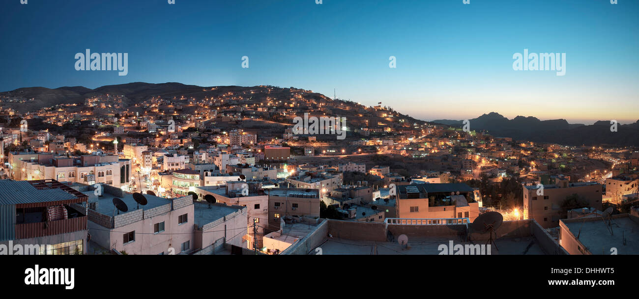 Vista panoramica di Wadi Musa di notte, Petra, Giordania, Medio Oriente e Asia Foto Stock