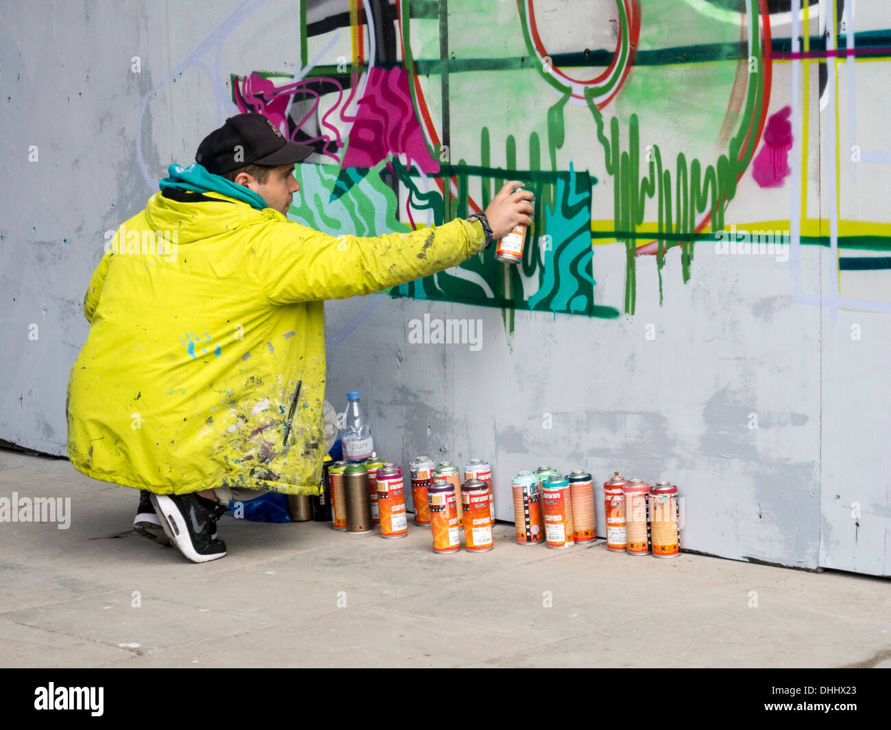 Graffiti artista al lavoro in Brick Lane, East London Foto Stock