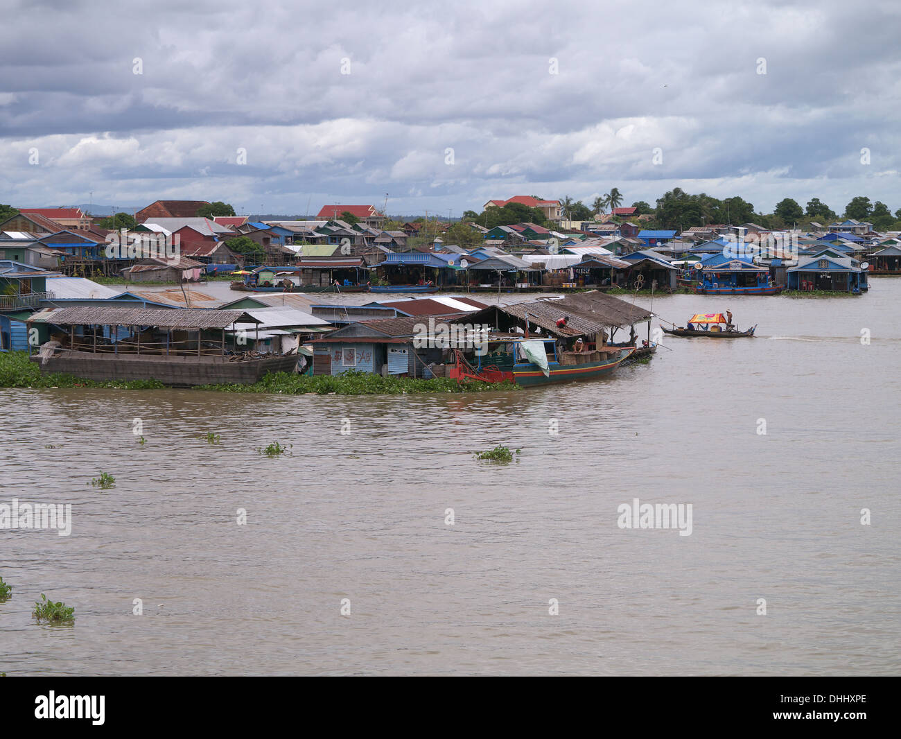 Il fiume Mekong in Cambogia. Le persone che vivono in acqua in villaggi galleggianti sopravvivere per attrezzi da pesca Foto Stock