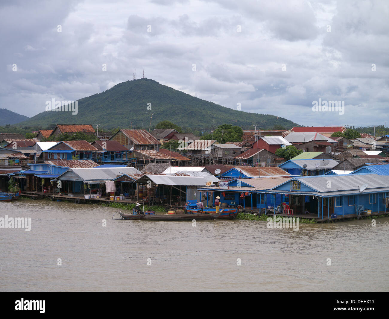 Il fiume Mekong in Cambogia. Le persone che vivono in acqua in villaggi galleggianti sopravvivere per attrezzi da pesca Foto Stock