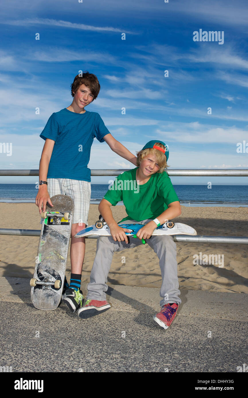 Ritratto di due amici per la corsa su skateboard Foto Stock
