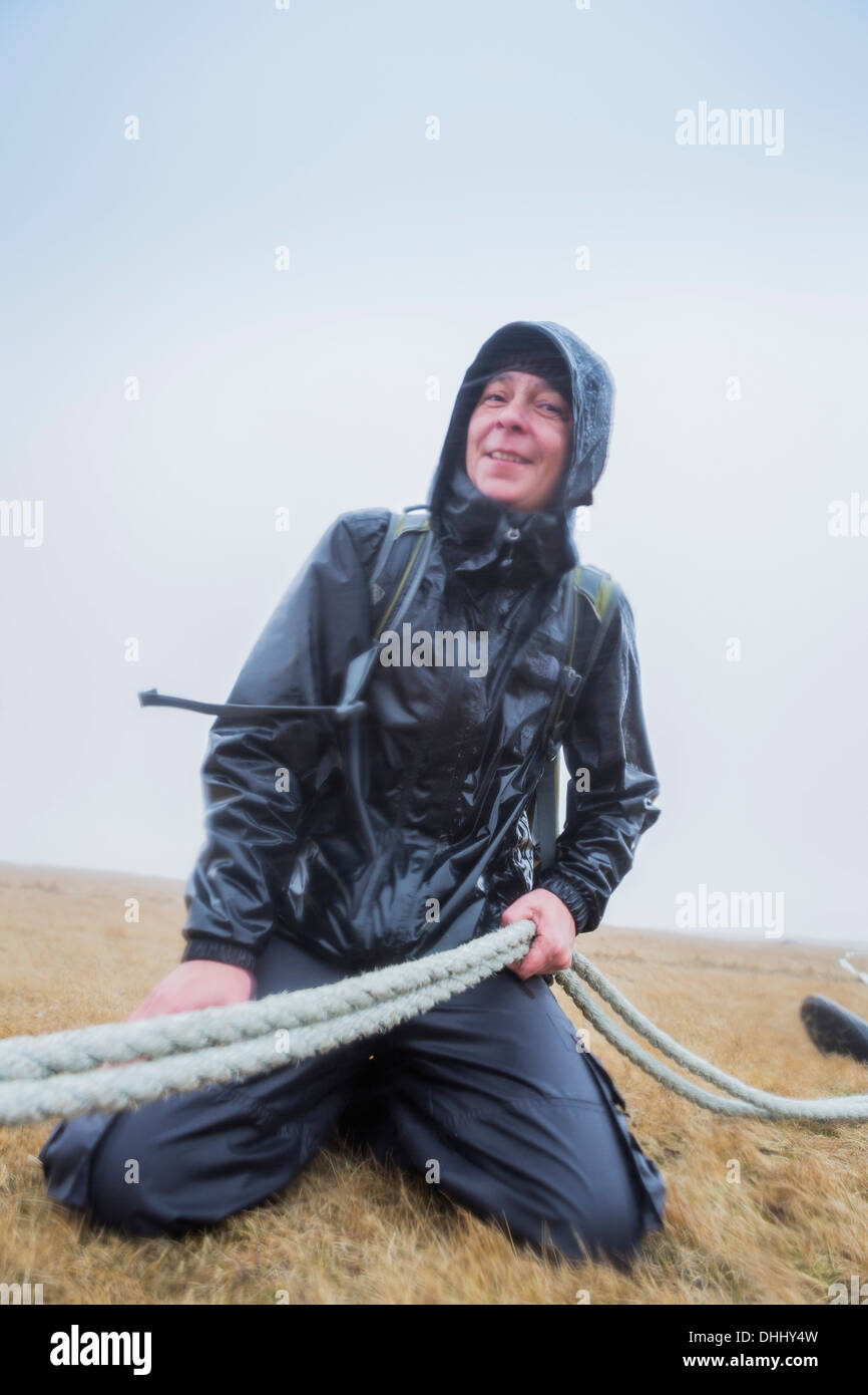 Il lavoro di squadra sforzo da parte della corda per raccogliere le uova sulle scogliere. Comune di raccolta Guillemot uova (Uria aalge), Ingolfshofdi, Islanda Foto Stock