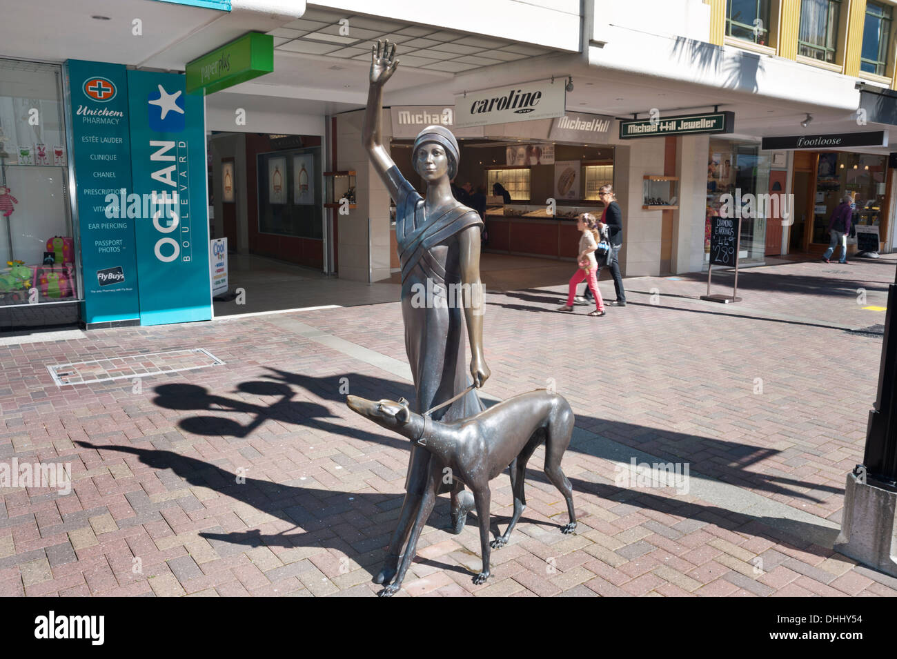 Napier, Nuova Zelanda. Stile art deco scultura "un'onda in tempo ' di Sheila e Raven di Mark Whyte, 2010. Foto Stock