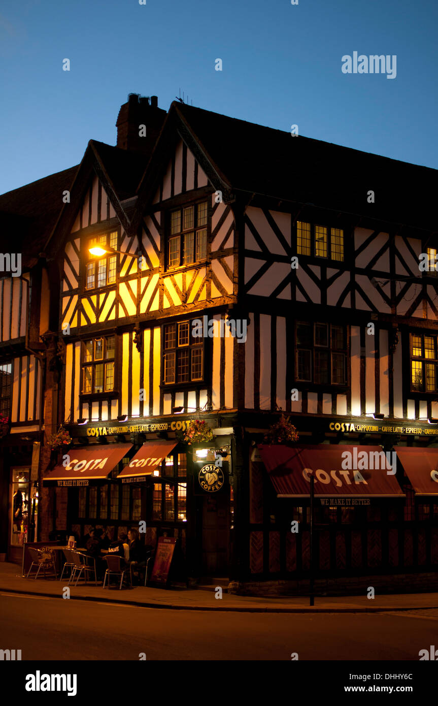 Costa Coffee shop al crepuscolo, Stratford-upon-Avon, Regno Unito Foto Stock