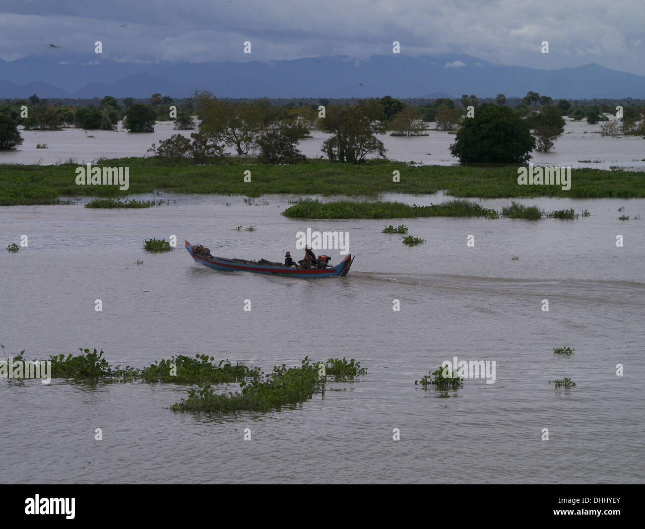 Il fiume Mekong Cambogia le persone che vivono in acqua in villaggi galleggianti sopravvivere per attrezzi da pesca Foto Stock