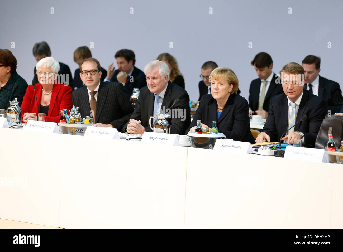 Berlino, Germania. 11 Novembre, 2013. CDU/CSU e SPD continuano le trattative di coalizione al DOCUP Pertei centrale di Berlino. / Immagine: Gerda Hasselfeldt (CSU), Alexander Dobrindt (CSU), Horst Seehofer (CSU),Angela Merkel e Ronald Pofalla (CDU), Cancelleria tedesca il Ministro, durante i negoziati di Berlino. Credito: Reynaldo Chaib Paganelli/Alamy Live News Foto Stock