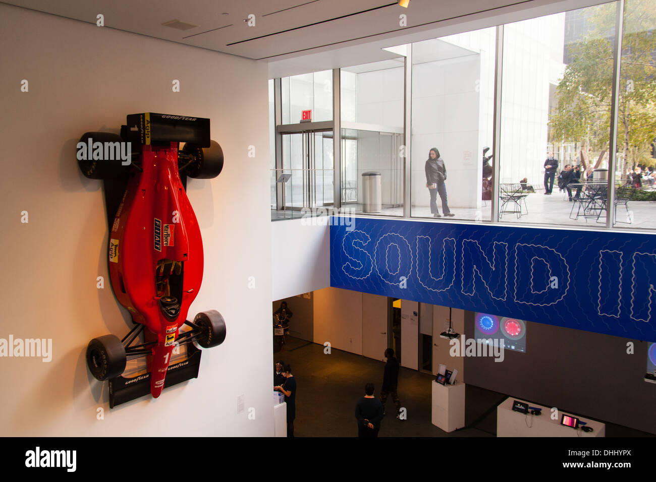 Formula One racing car montati sulla parete del Museo di Arte Moderna di Manhattan, New York City, Stati Uniti d'America. Foto Stock