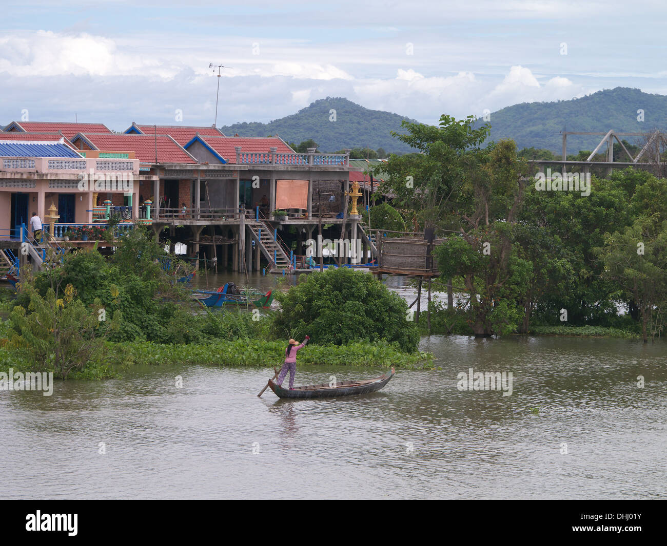 Il fiume Mekong in Cambogia che mostra le case su palafitte. Le persone che vivono in acqua in villaggi galleggianti sopravvivere per attrezzi da pesca Foto Stock