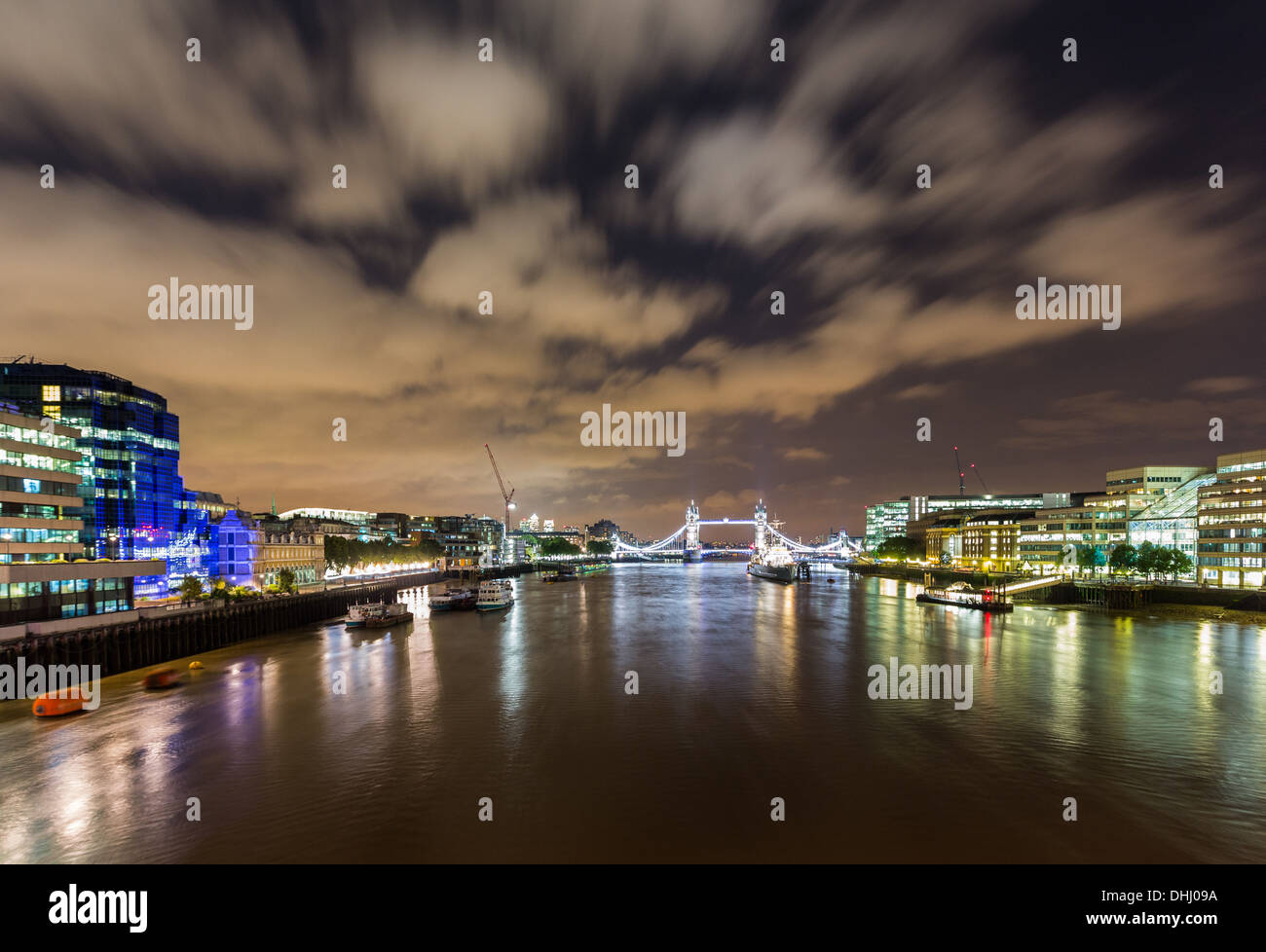 Vista del fiume Tamigi di notte guardando verso il Tower Bridge di Londra, Regno Unito Foto Stock