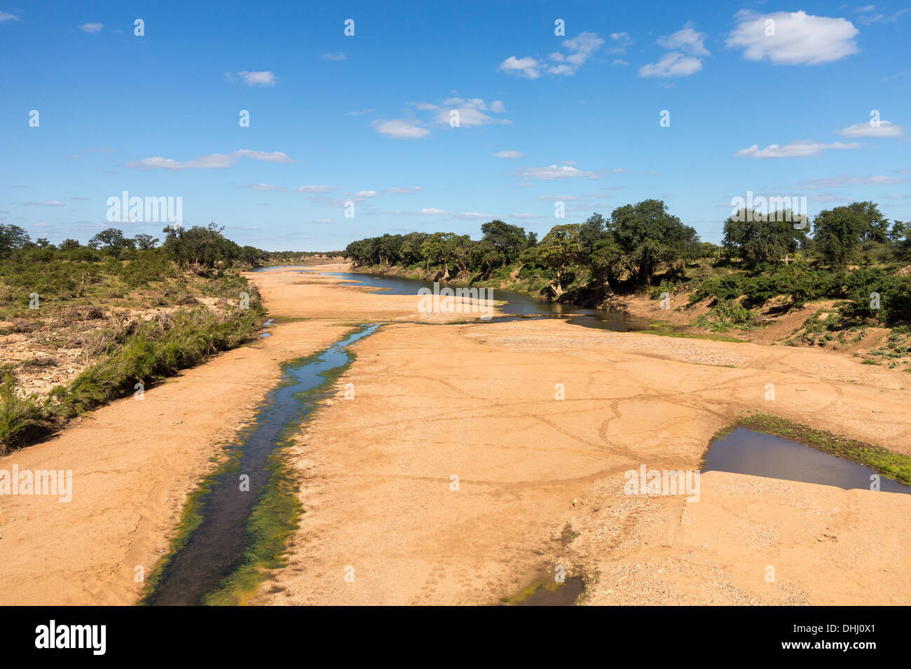 Ampio fiume secco nel Parco Nazionale di Kruger, Sud Africa Foto Stock