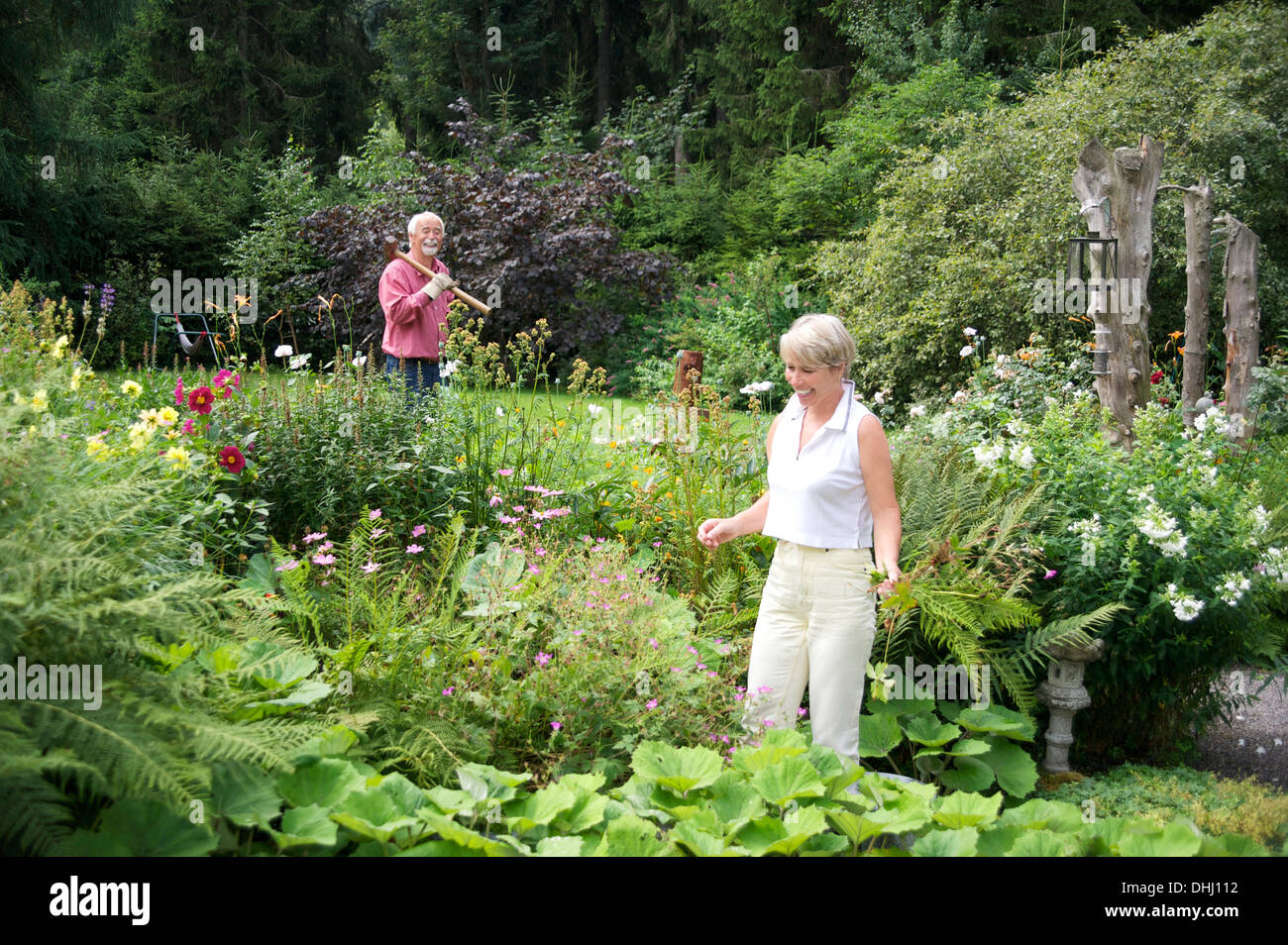 Ritratto di coppia senior lavora in giardino Foto Stock