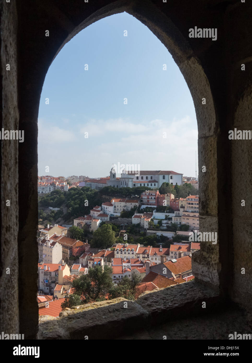 Le vecchie case e tetti del quartiere di Alfama di Lisbona in Portogallo. Preso dal castello di Sao Jorge o St George. Foto Stock